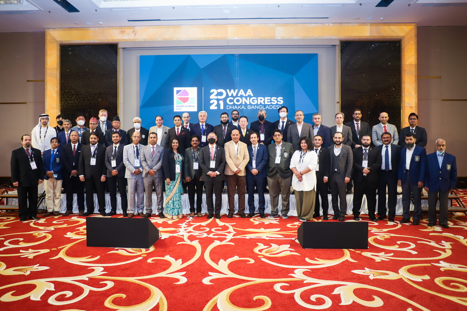 정의선 회장이 2021년 아시아양궁연맹 총회에서 아시아양궁연맹 회장으로 다섯번 연속 선임된 후 아시아 각국의 관계자들과 기념촬영하고 있다. 사진=현대자동차그룹