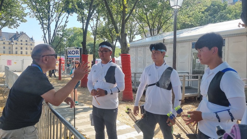 현대차그룹 정의선 회장이 지난달 29일 파리 대회에서 홈팀 프랑스와의 결승전을 앞둔 남자 양궁 국가대표팀 선수들을 격려하고 있다. 정의선 회장(왼쪽부터). 김우진 선수, 이우석 선수, 김제덕 선수. 사진=현대자동차그룹