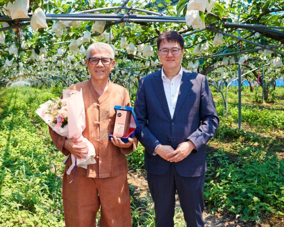전북 부안에서 유기농 표고버섯을 40년 이상 재배해 온 최동춘 마이스터(왼쪽)가 올가홀푸드 권순욱 대표로부터 임명패를 수여받고 기념촬영을 하고 있다. 사진=올가홀푸드