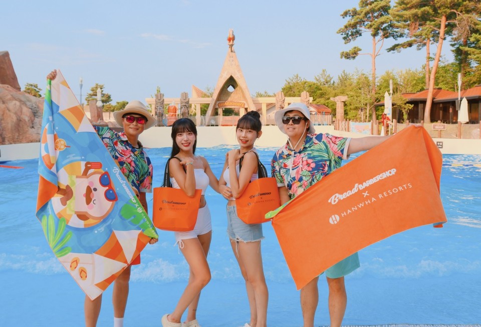 설악 워터피아에서 브레드 이발소 굿즈를 들고 있는 고객 모습. 사진=한화호텔앤드리조트