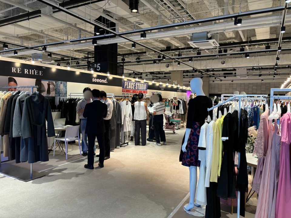 2024 트렌드페어 현장에서 여성복, 남성복, 패션잡화, 유니섹스 등 브랜드를 만날 수 있다. 사진=박해민 수습기자