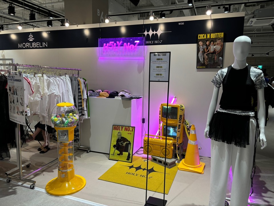 2024 트렌드페어 현장에서 만날 수 있는 브랜드 홀리넘버세븐과 럭키 드로우 이벤트. 사진=박해민 수습기자
