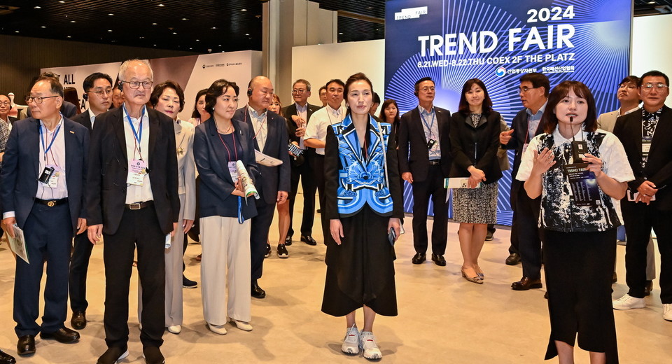 21일 오전 2024 트렌드페어에서 한국패션산업협회, 산업통상자원부, 한국섬유산업연합회 등 주요 관계자들이 행사장을 둘러보고 설명을 듣고 있다. 사진=한국패션산업협회