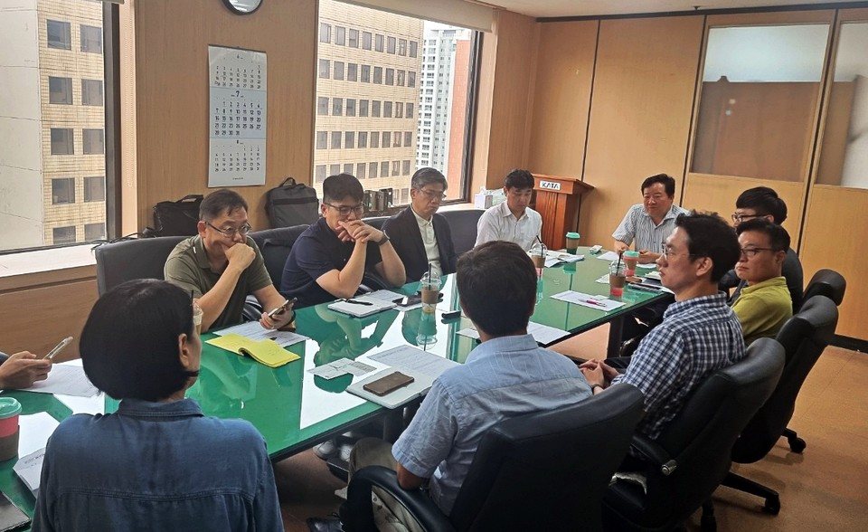 백승필 한국여행업협회 상근부회장과 각 여행업 업체 법무팀이 지난 7월 24일 긴급 회의를 진행하고 있다. 사진=한국여행업협회