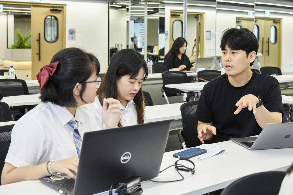 한국저작권보호원(원장 박정렬)은 저작권 보호에 대한 전 세계적 공감대 확산을 위해 문화체육관광부(장관 유인촌)와 서울관광재단(이사장 길기연)의 후원으로 개최한 ‘2024 국제 저작권 보호 공모전’을 성황리에 마무리했다고 22일 밝혔다. 8월 19일 멘토링 현장 모습. 사진=한국저작권보호원