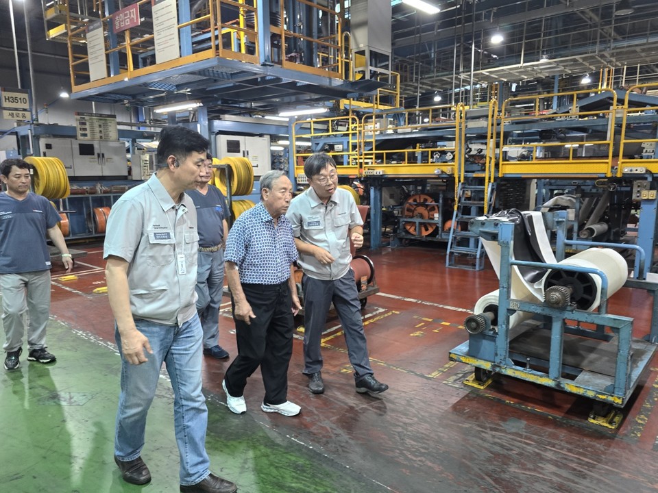 조양래 한국앤컴퍼니그룹 명예회장이 한국타이어앤테크놀로지 금산공장을 시찰하고 있다. 사진=한국타이어