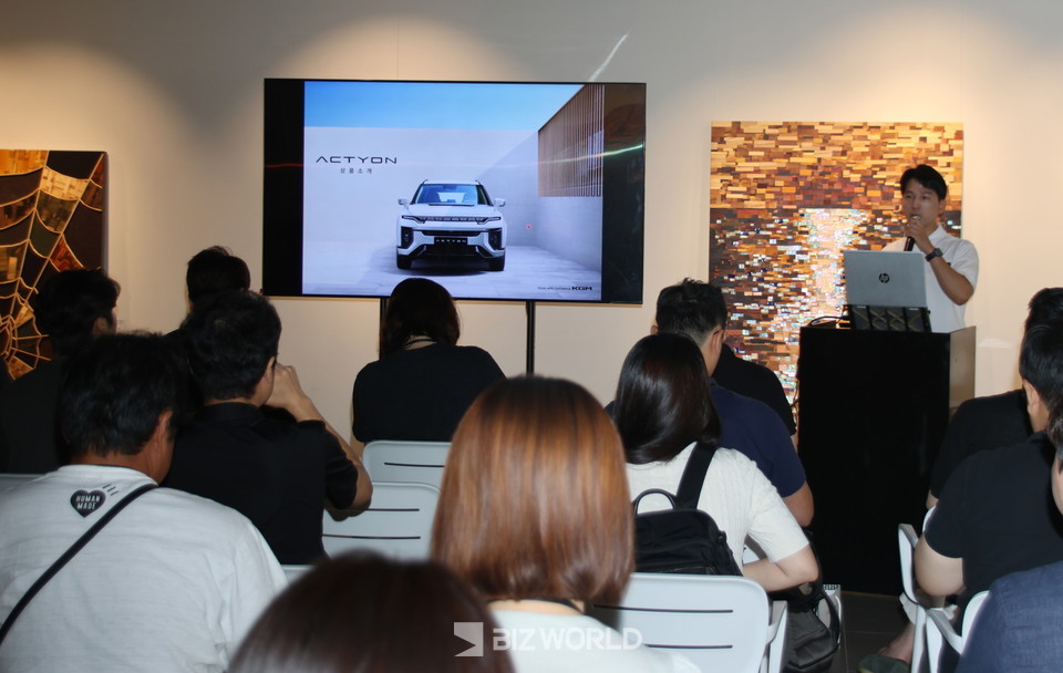 액티언 시승 전 상품설명을 하고 있다. 사진=손진석 기자