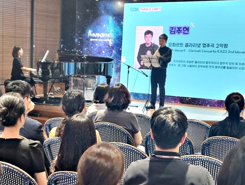 아트위캔 ‘토닥토닥 앙상블’ 소속 아티스트가 열정적인 연주를 선보이고 있다. 사진=바디프랜드