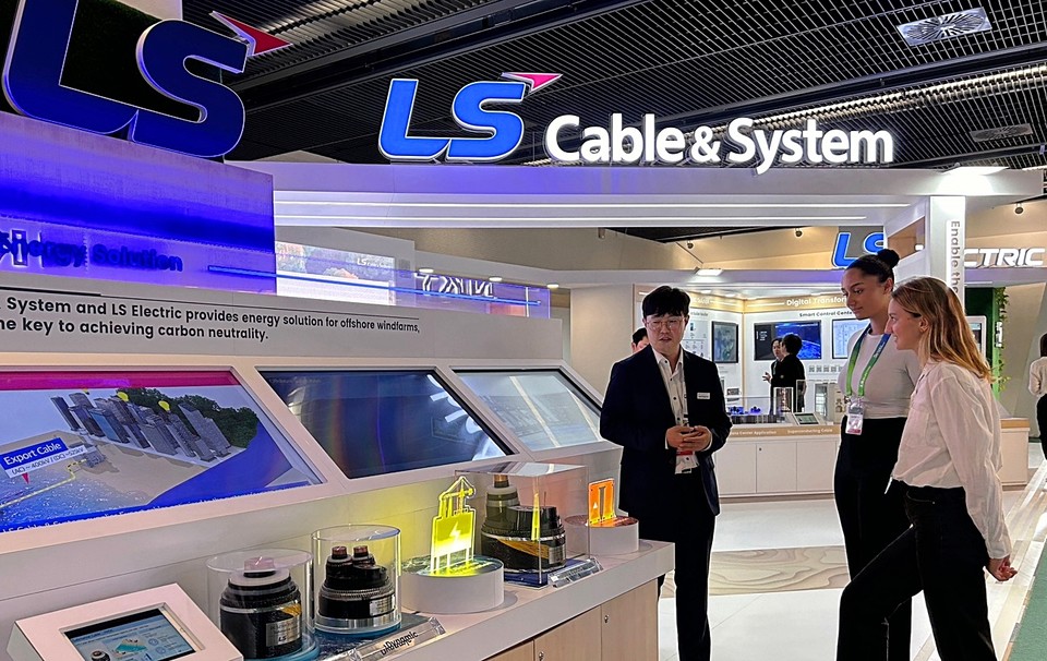 프랑스 파리에서 열린 국제 대전력망 기술회의(CIGRE)에서 방문객들이 LS전선과 LS일렉트릭의 전시 부스를 살펴보고 있다. 사진=LS전선