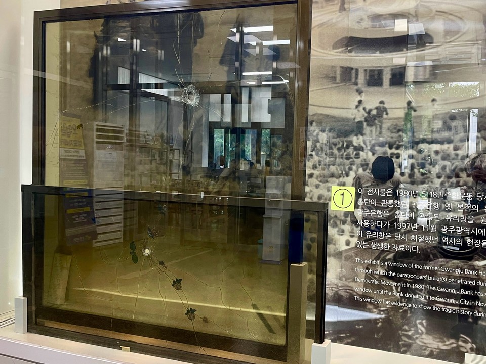 총탄에 뚫린 실제 유리창을 볼 수 있는 5•18민주화운동기록관. 사진=이시우