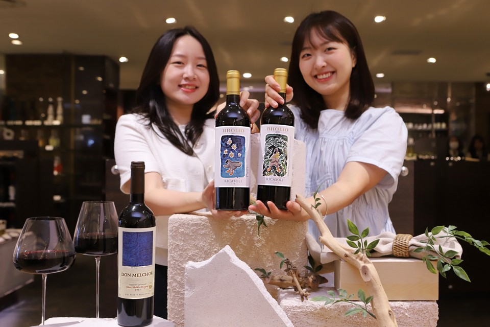 롯데백화점이 올해 추석 선물용으로 국내 유명 아티스트와 글로벌 와이너리가 협업한 한정판 ‘아트 레이블 와인’ 두 종을 단독으로 출시한다고 밝혔다. 사진=롯데백화점