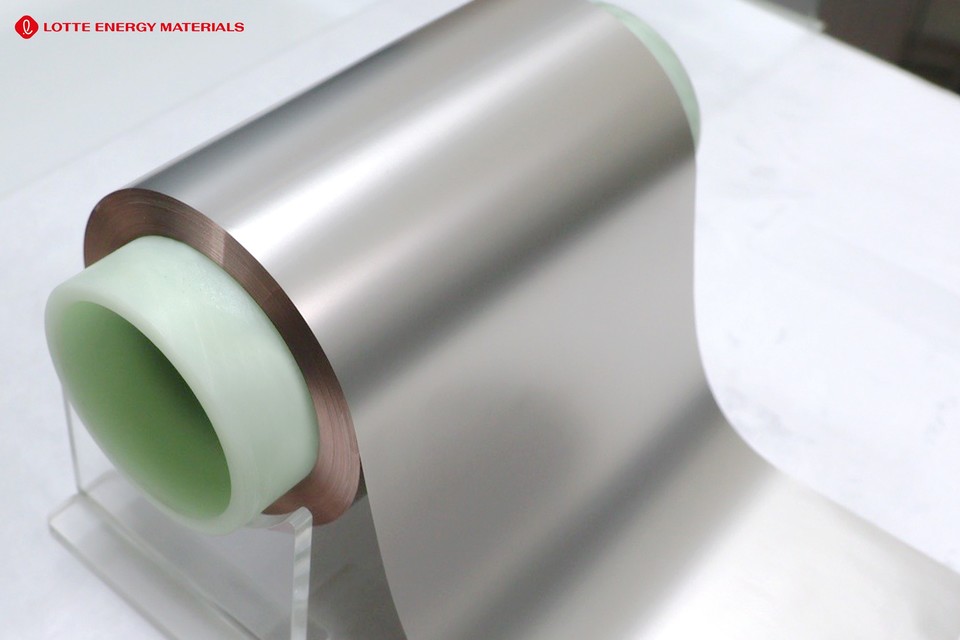 롯데에너지머티리얼즈는 지난 27일 전고체용 니켈도금박 개발을 완료했다고 밝혔다. 사진=롯데에너지머티리얼즈