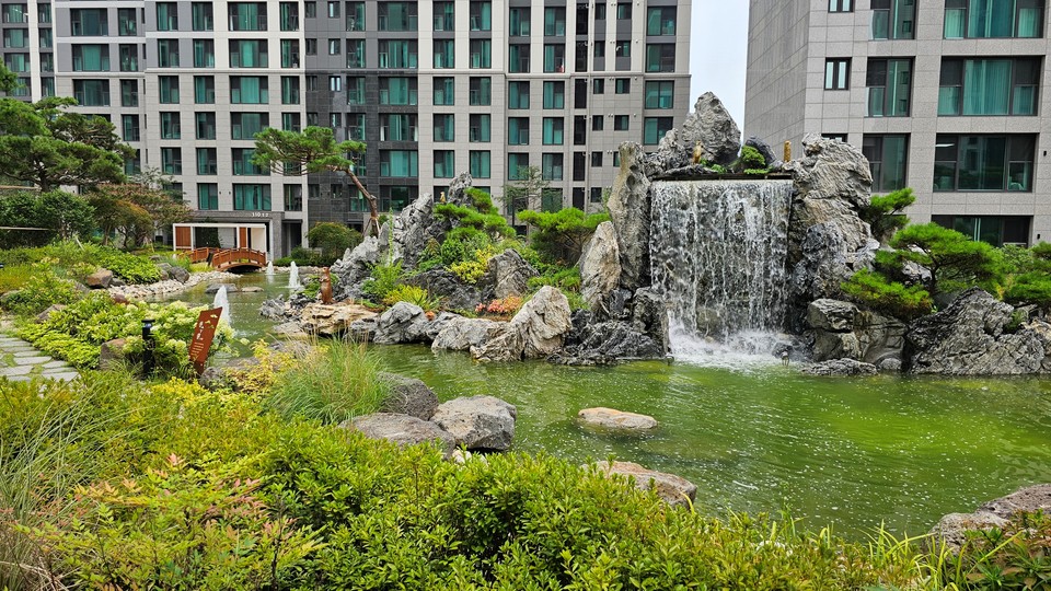 두산건설(대표 이정환)은 지난 28일 한국디자인진흥원으로부터 ‘2024 굿디자인 어워드’에서 2개의 응모작이 GD(굿디자인) 마크를 획득했다고 30일 밝혔다. 광주광역시에 위치한 ‘S클래스더제니스’의 복합정원인 ‘유림원(流林園)’. 사진=두산건설