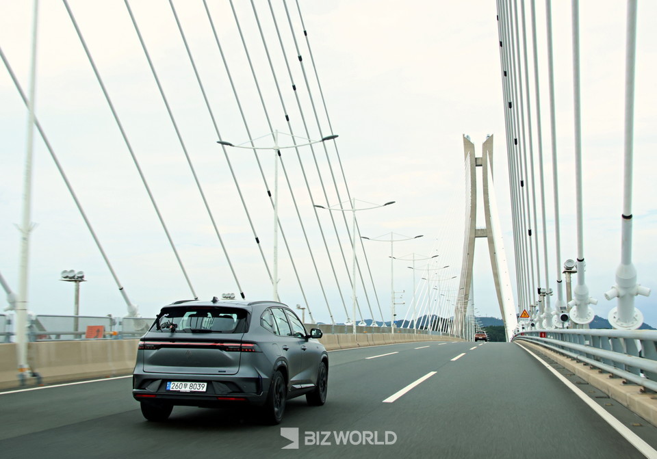 고속도로를 주행하고있는 그랑 콜레오스 후측면. 사진=손진석 기자