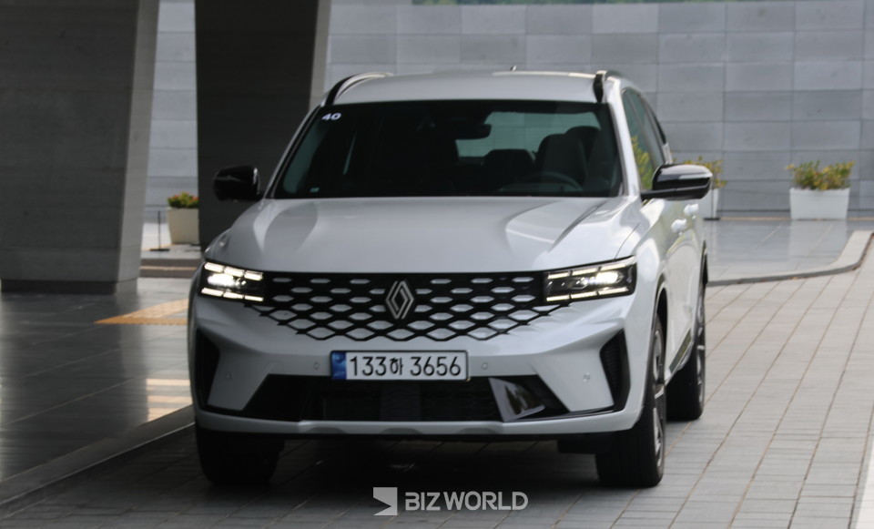 뉴 르노 그랑 콜레오스 화이트 전측면. 사진=손진석 기자