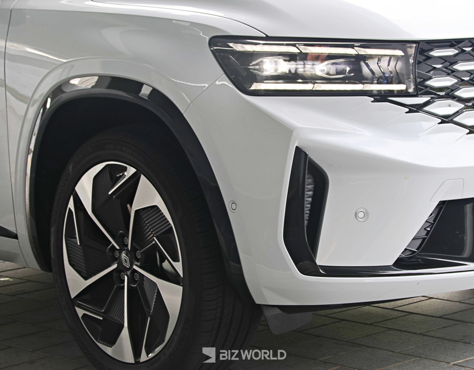 타이어와 헤드램프. 사진=손진석 기자