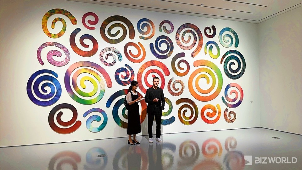 조쉬 스펄링 작가(오른쪽)와 이은지 통역사가 지난 2일 인천 영종도 소재 '파라다이스 아트 스페이스'에서 열린 ‘원더(Wonder)’展에서 작품 '스파이럴(Spiral)'에 대해 설명하고 있다. 사진=김미진 기자