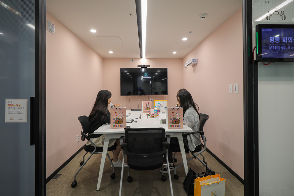 서울관광재단에서 멘토링을 진행하고 있다. 사진=서울관광재단