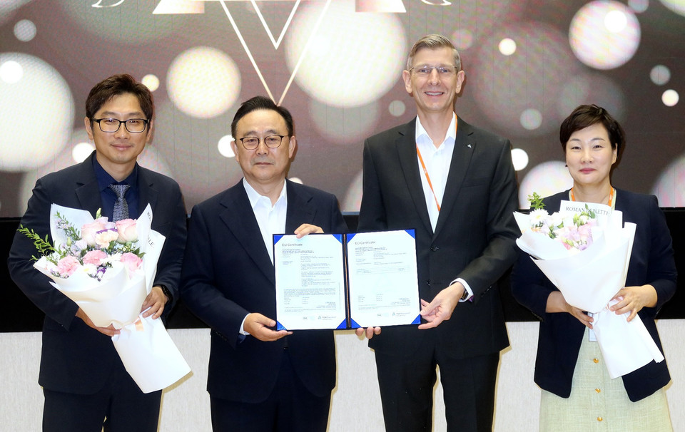 (왼쪽부터) 오스템임플란트의 인허가실 손희권 이사와 김해성 대표이사, TÜV Rheinland Korea의 Frank Juettner 대표와 나하나 의료기기 팀장이 지난달 30일 서울 강서구 소재 오스템임플란트 마곡중앙연구소 사옥에서 열린 MDR 인증 수여식에서 기념촬영을 하고 있다. 사진=오스템임플란트 