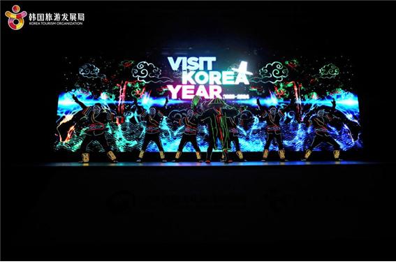 중국 청두 로드쇼에서 진행한 트론댄스 공연. 사진=한국관광공사