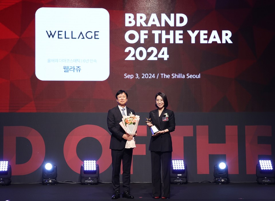 조정민 휴젤 화장품본부 상무(오른쪽)가 지난 3일 신라호텔에서 열린 ‘2024 올해의 브랜드대상’ 시상식에서 기념촬영을 하고 있다. 사진=휴젤