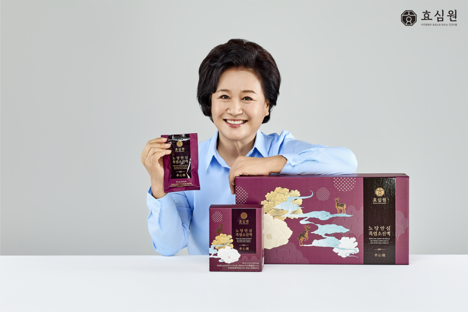 혈당건강 전문 헬스케어 브랜드 ‘효심원(대표 김혜인)’은 민족 대명절 추석을 기념해 오는 5일부터 9월 30일까지 ‘노당안심 흑염소진액’의 구매자 중 추첨을 통해 최대 3개월분 흑염소진액을 증정하는 추석 이벤트도 함께 벌인다고 밝혔다. 효심원 전속모델 박원숙. 사진=효심원