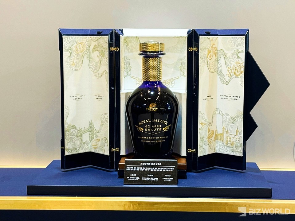 4일 서울 강남구 소재 코엑스에서 열린 '키아프 서울 2024' 내 페르노리카코리아 로얄살루트 부스에 전시된 ‘62건 살루트(Royal Salute 62 Gun Salute)’. 사진=김미진 기자