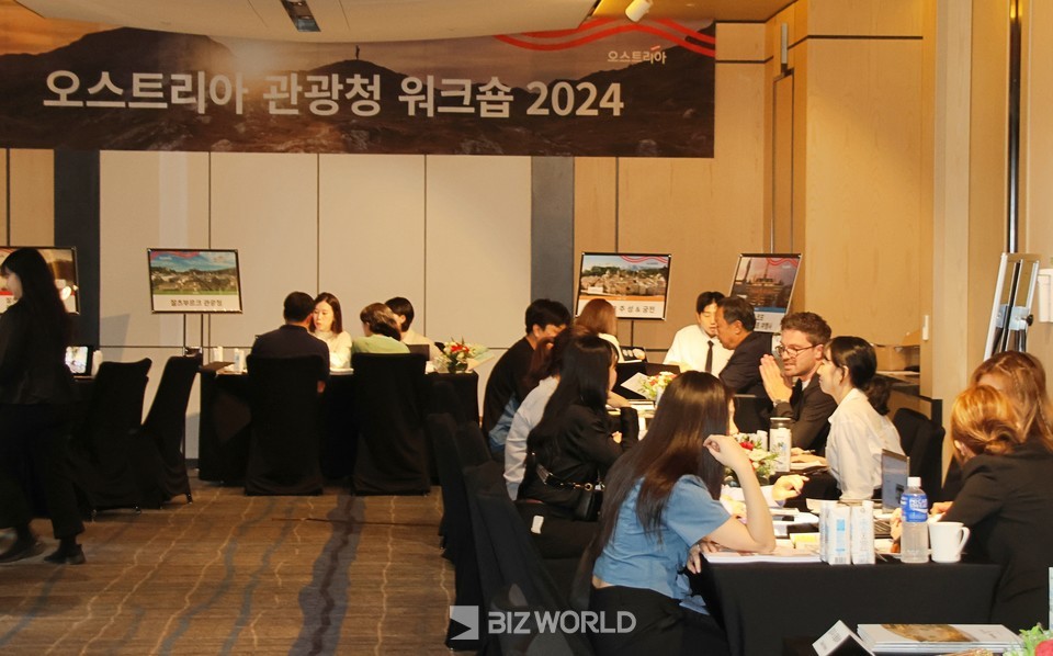 오스트리아 워크샵 2024 행사장을 찾은 국내 관광업계 관계자들이 상담을 진행하고 있다. 사진=손진석 기자