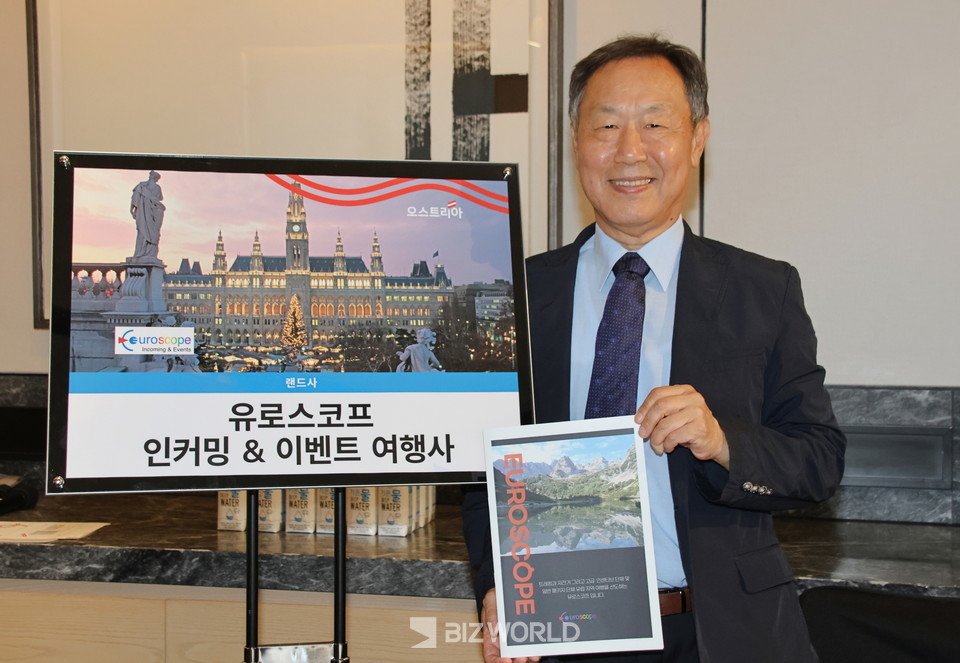 임창로 유로스코프 사장이 취급하는 상품에 대해 설명하고 있다. 사진=손진석 기자