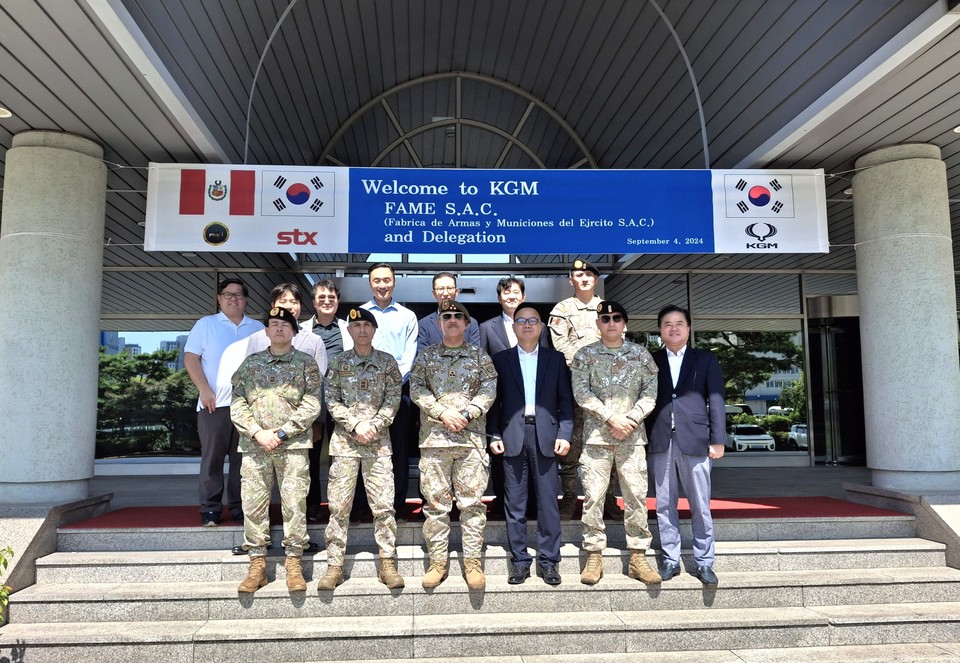 페루 육군 관계자 등이 4일 평택공장을 방문해 간담회를 갖고 생산 라인 투어와 함께 렉스턴 스포츠를 시승하고 KGM 박장호 대표(오른쪽 3번째)와 기념사진을 촬영하고 있다. 사진=KGM