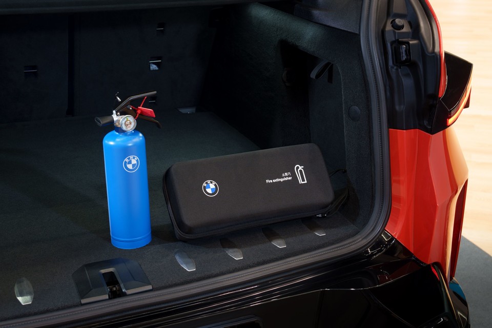 BMW 그룹 코리아 차량용 소화기 탑재. 사진=BMW 그룹 코리아