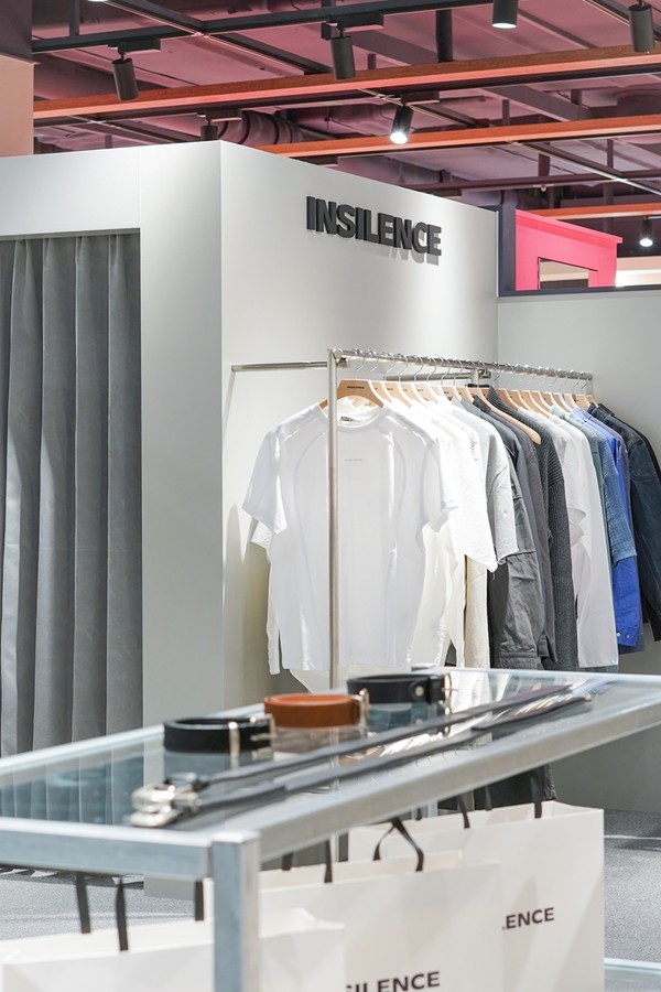 컨템포러리 패션 브랜드 ‘인사일런스(INSILENCE)’는 지난 9월 4일부터 커넥트현대에서 팝업스토어를 운영하고 있다고 5일 밝혔다. 사진=인사일런스