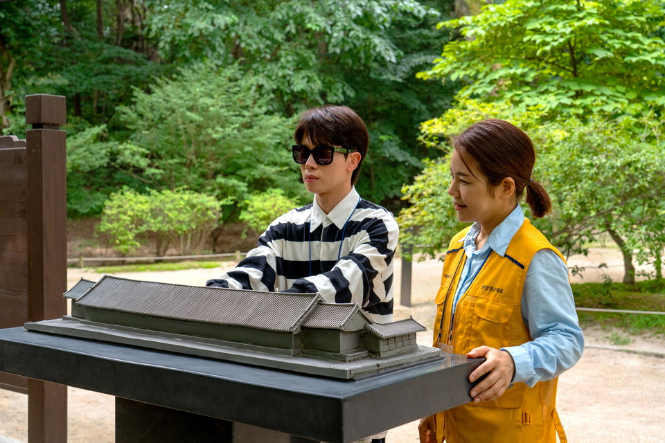 종묘에 비치된 촉각 모형을 만지고 있는 시각장애인 참가자. 사진=서울관광재단