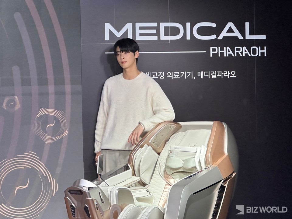 바디프랜드 모델인 배우 차은우가 지난 7일 서울 강남구 소재 바디프랜드 도곡타워에서 열린 '메디컬 파라오 론칭 콘퍼런스'에서 메디컬 파라오 옆에서 포즈를 취하고 있다. 사진=김미진 기자