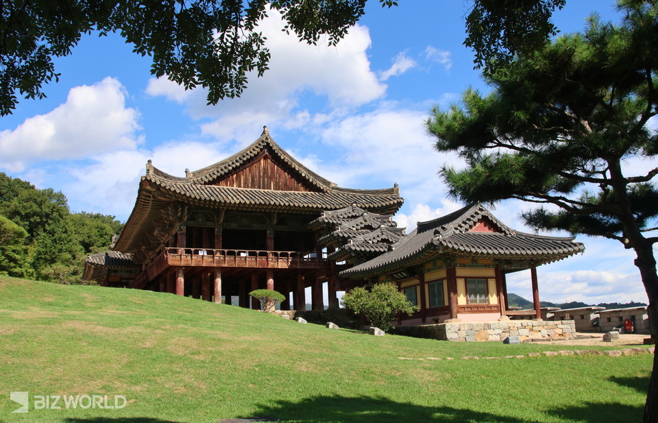 언덕을 올라서면 보이는 영남루와 침류각. 사진=손진석 기자