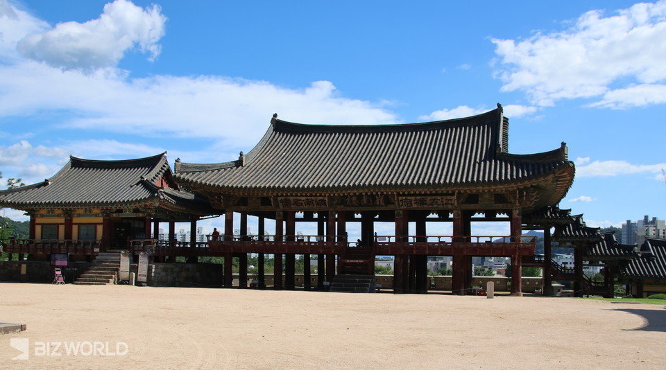 영남제일우인 영남루를 가운데 두고 왼쪽의 능파각과 오른쪽 계단으로 연결된 침류각. 사진=손진석 기자