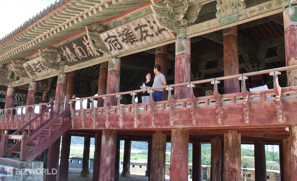 영남루에 올라 시간을 보내는 관람객. 사진=손진석 기자