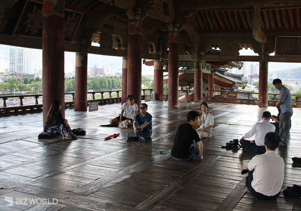 영남루에 올라 불어오는 시원한 바람과 함께 잠깐의 망중한을 즐기는 관광객들. 사진=손진석 기자