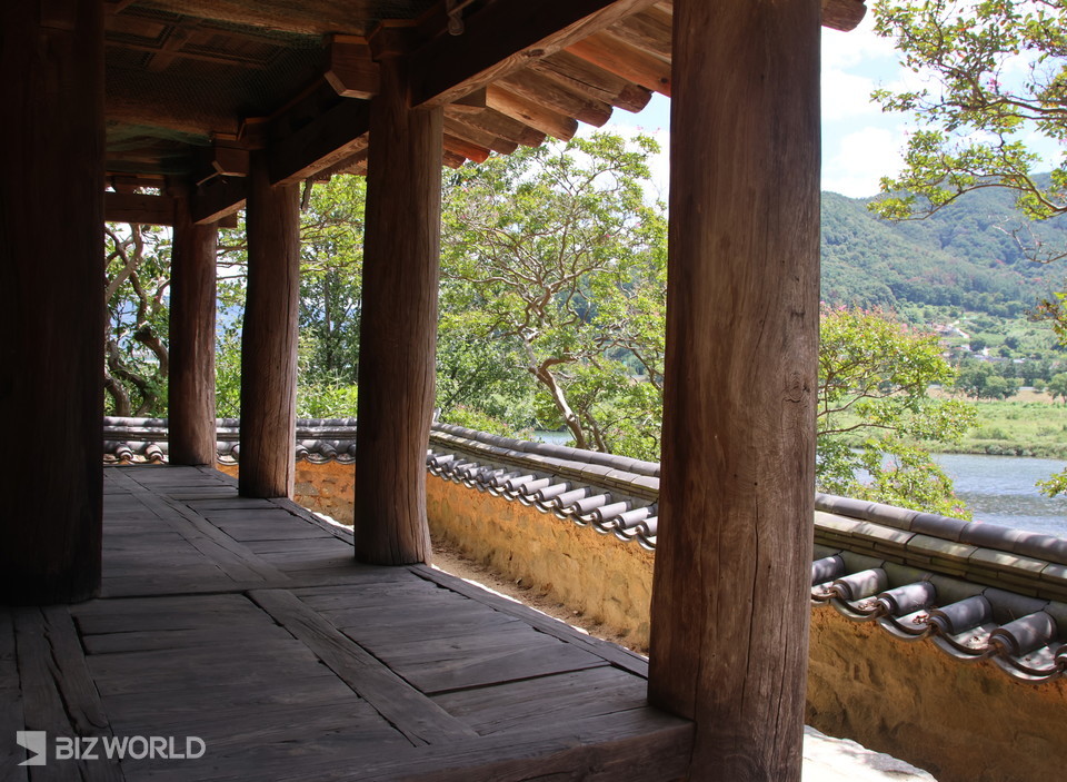 월영정 마루 너머로 밀양강이 보인다. 사진=손진석 기자