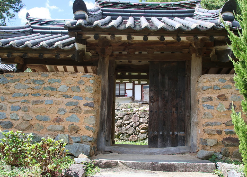 오솔길을 지나면 나오는 쌍경당 출입문. 사진=손진석 기자