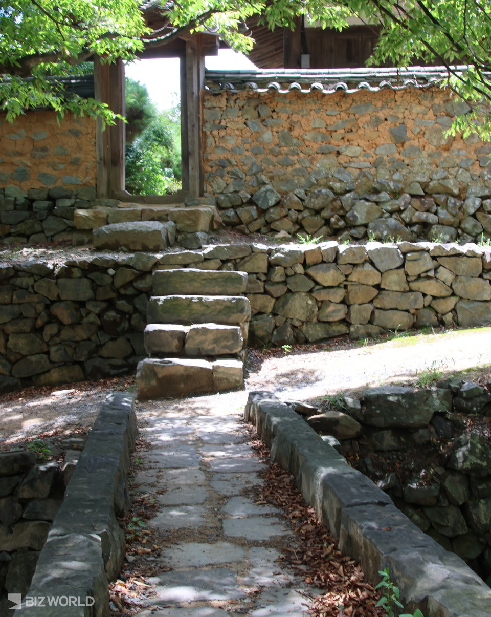 쌍청교 너머로 보이는 쌍경당 출입로의 자연스러운 조형미가 매력적이다. 사진=손진석 기자