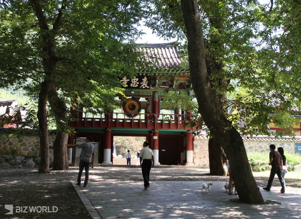 표충사로 들어가는 수충루. 사진=손진석 기자