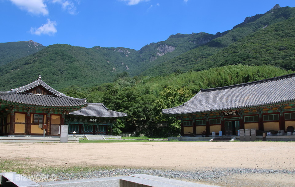 수충루 왼편으로 재악산을 배경으로 표충서원(왼쪽부터)과 표충사당 그리고 유물관이 보인다. 사진=손진석 기자