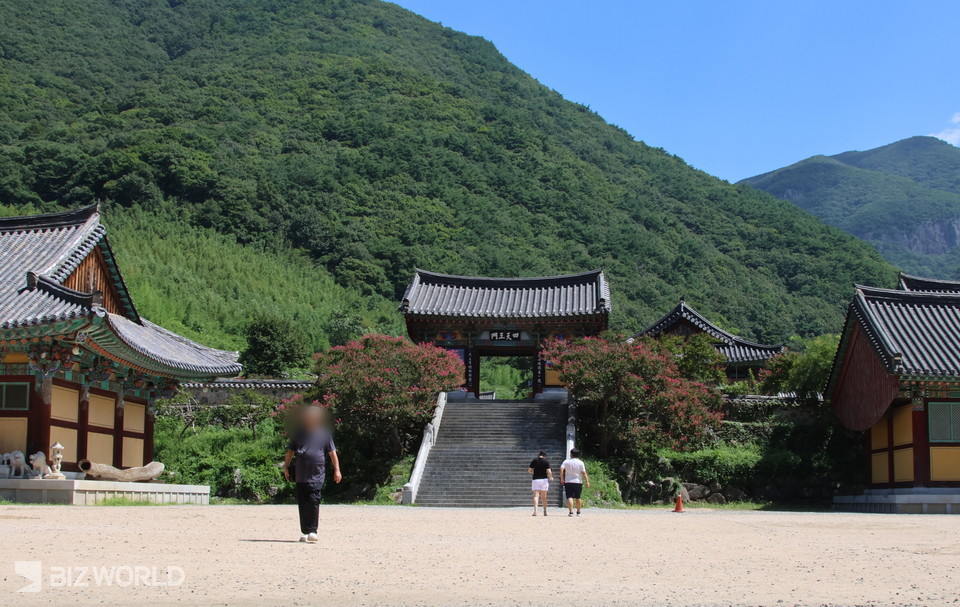 사원지역을 지나 마당 끝에 표충사로 올라가는 계단위 사천왕문이 보인다. 사진=손진석 기자