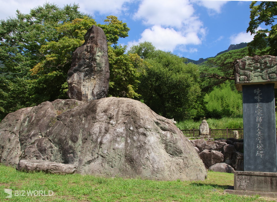 자연석으로 되어 있는 효봉선사 사리탑. 사진=손진석 기자