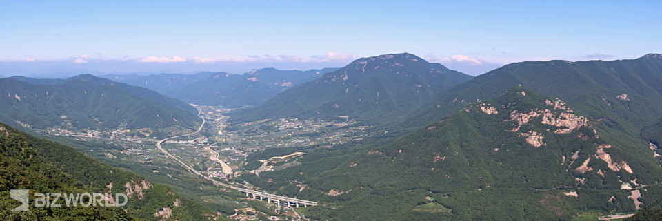 천황산 전망대에서 파노라마로 촬영한 풍경. 사진=손진석 기자