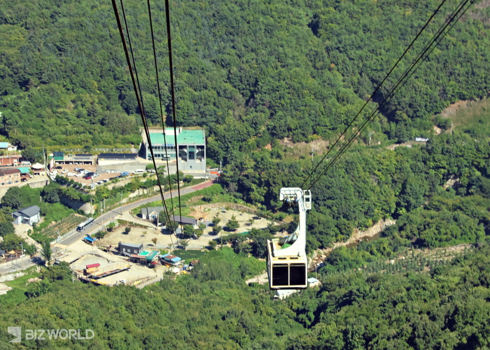 케이블카에서 바라본 하부승차장과 하행 케이블카. 사진=손진석 기자