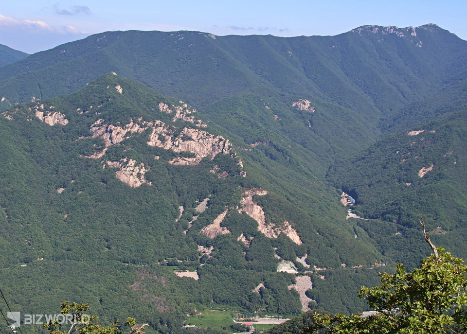 천황산 건너편 백운산의 암석이 백호의 형상을 하고 있다. 사진=손진석 기자