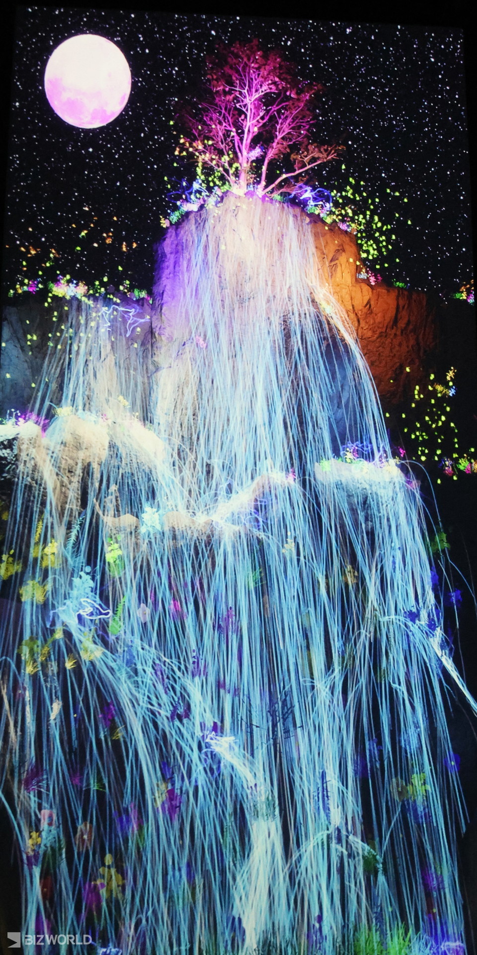 영감의 공간에서 상영하고 있는 밀양의 대표적인 폭포를 형상화한 디지털아트 작품인 '생명의 시원'. 사진=손진석 기자