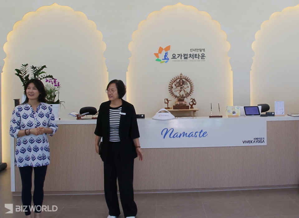 선샤인밀양테마파크 요가컬처타운 담당자들이 방문객들을 맞이하고 있다. 사진=손진석 기자
